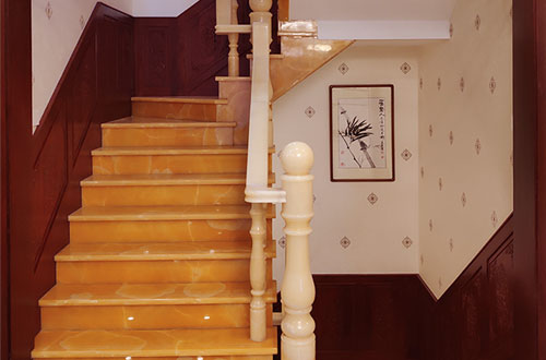 岑巩中式别墅室内汉白玉石楼梯的定制安装装饰效果